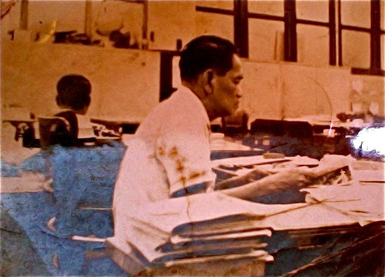 Gervasio B. Santiago, Sr.: Ang manunulat at magiging editor ng Liwayway sa gitna ng mga manuskrito. Kalagitnaan ng 1950s.